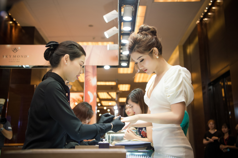 Mua hàng xa xỉ online không còn là nỗi lo của khách hàng