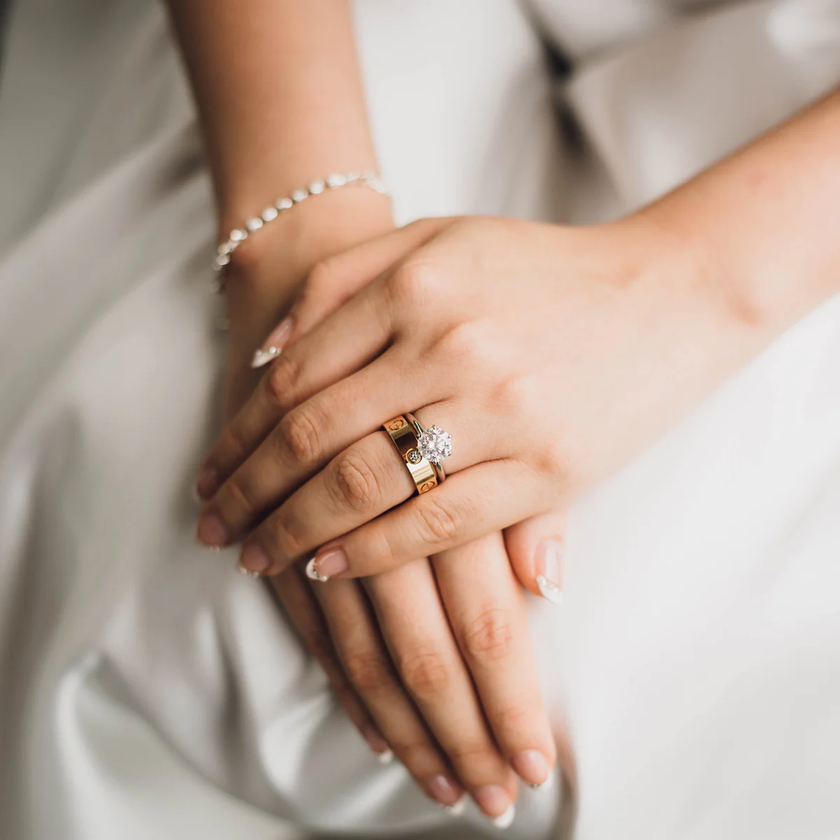 cách đeo nhẫn cưới và nhẫn đính hôn cùng lúc