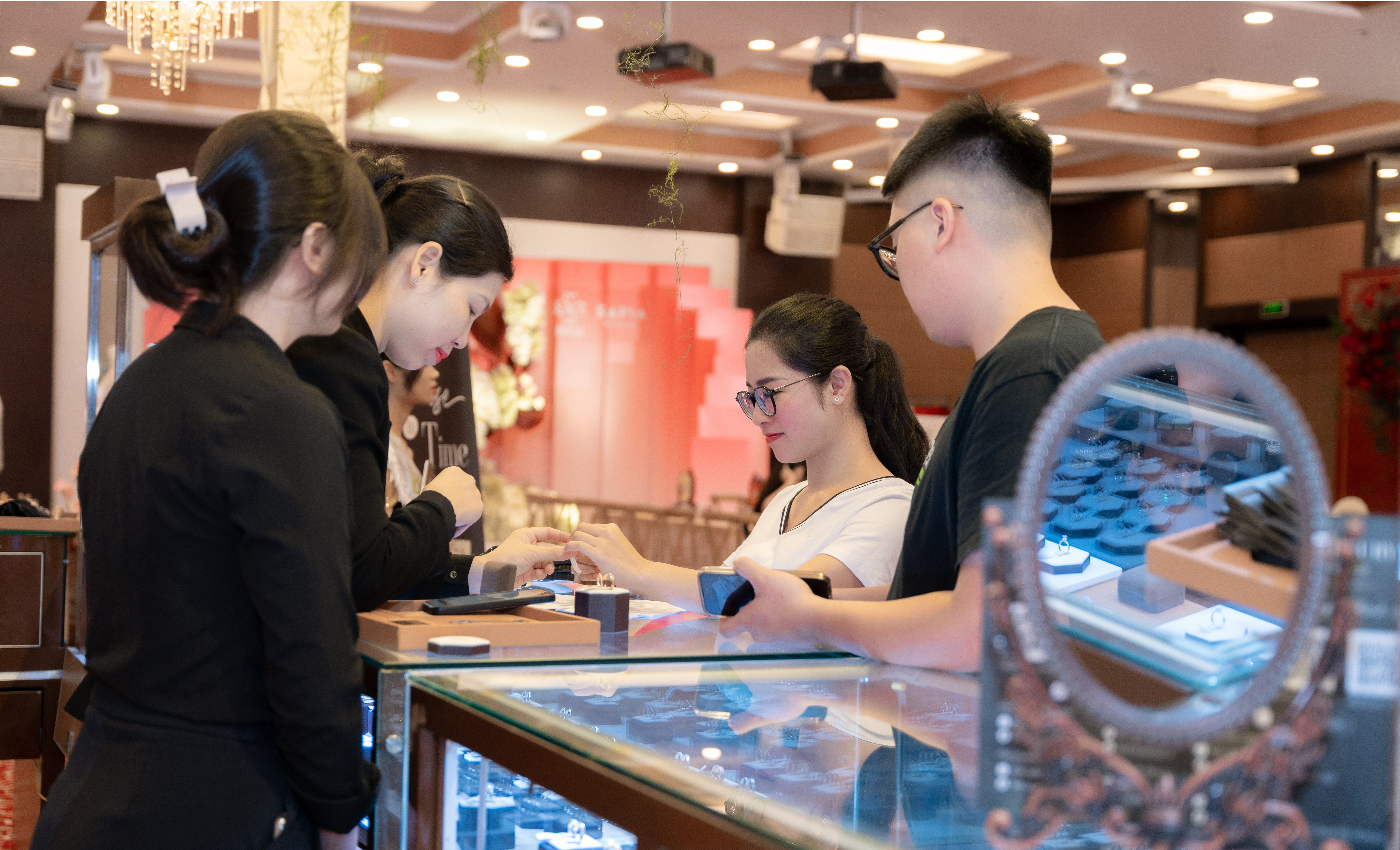 Skymond Luxury gây ấn tượng mạnh tại Almaz Wedding Fair 2025 “cháy hàng” sau 48 giờ