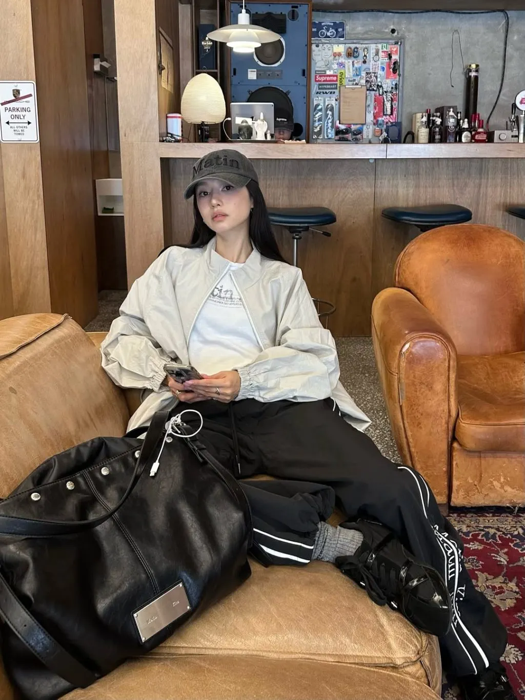 Outerwear kết hợp jogger mở ra diện mạo sporty hiện đại