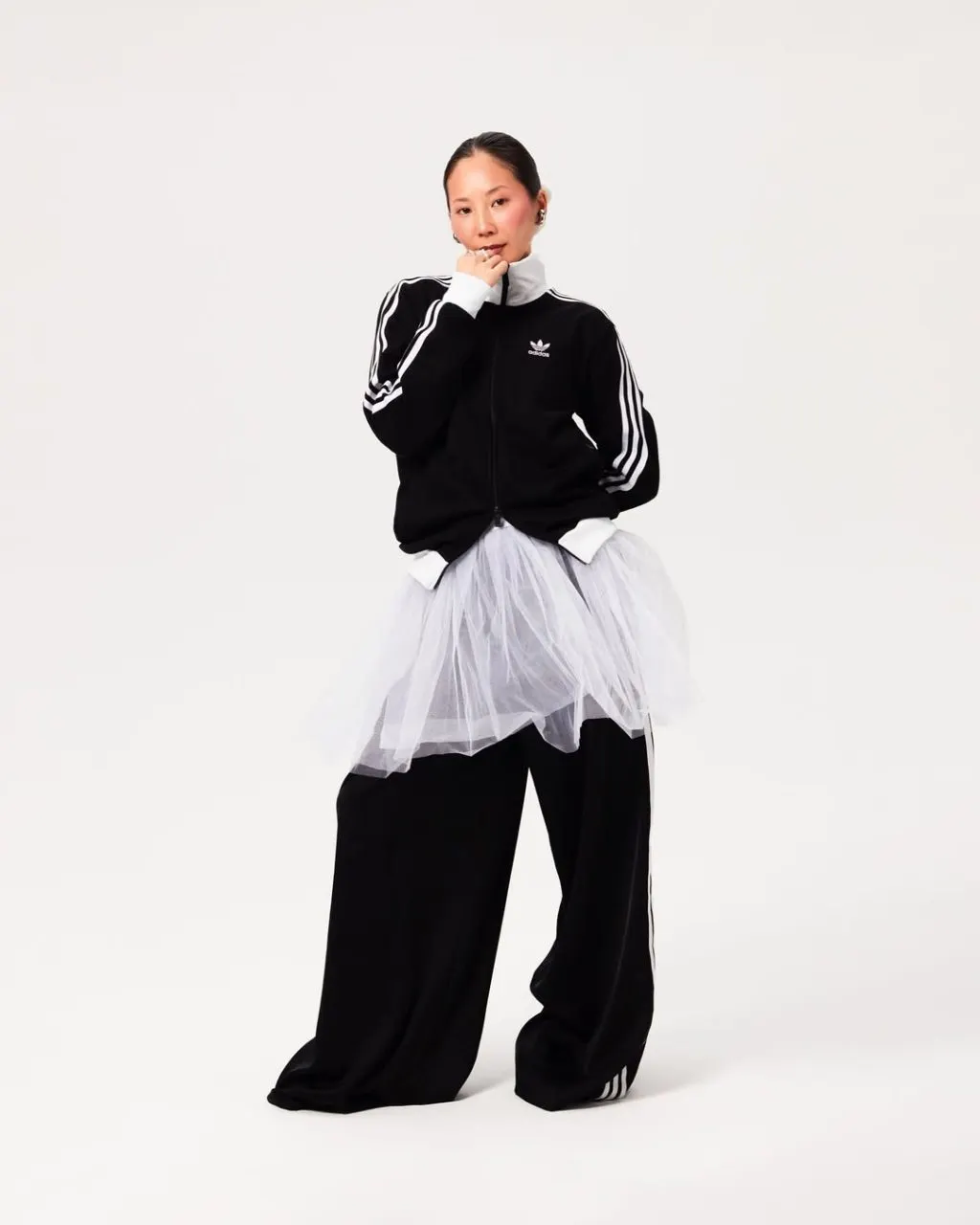 Khoác nhẹ mở ra không gian street style đầy phóng khoáng