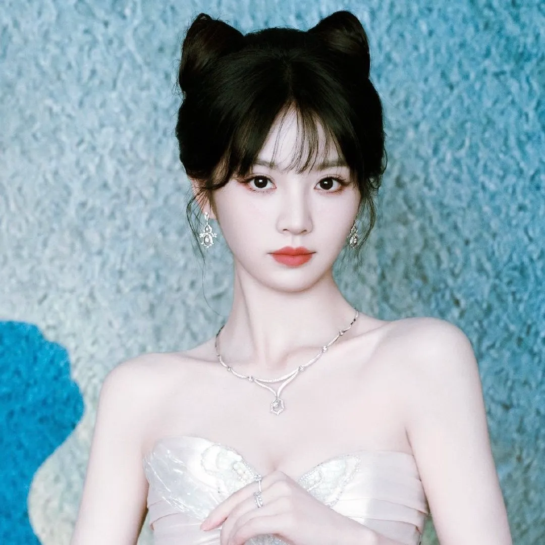 Điền Hi Vi với kiểu trang điểm mắt cuốn hút.