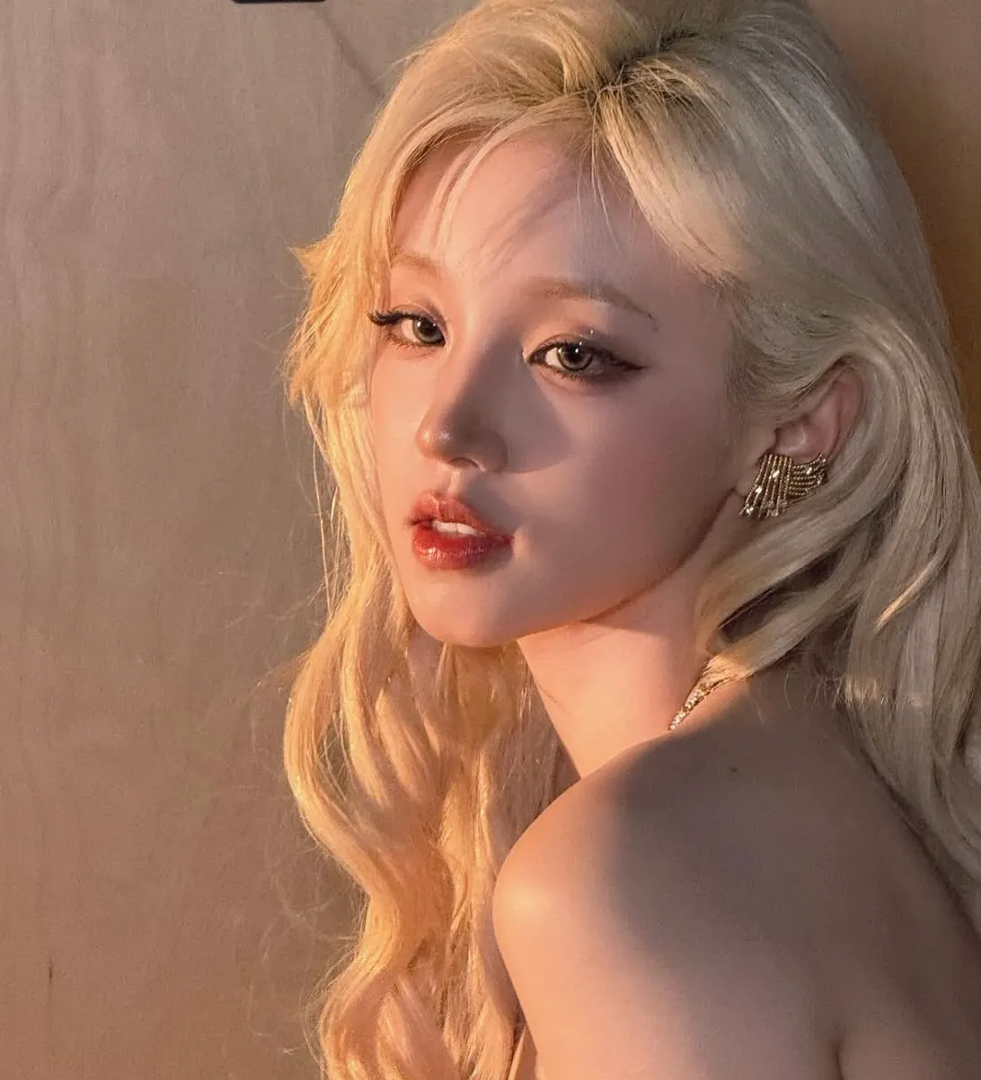 Yuqi với trang điểm mắt mèo ma mị.