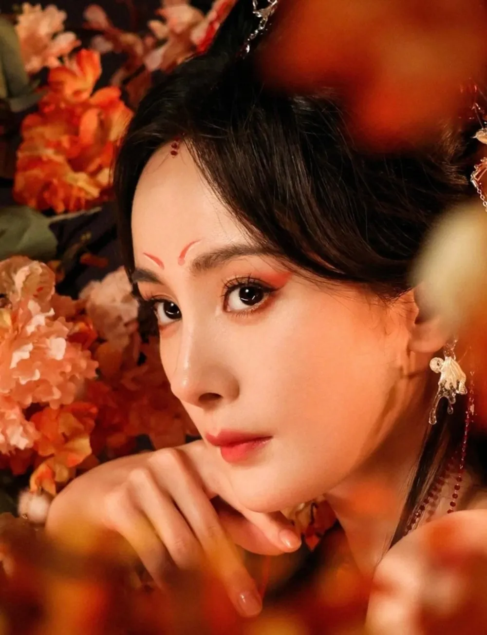 Dương Mịch với trang điểm mắt hồ ly bí ẩn.