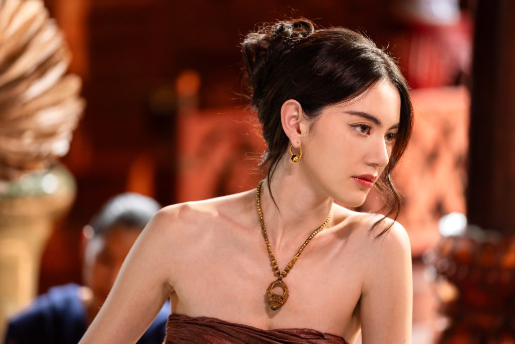 Mai Davika b&uacute;i t&oacute;c trong một ph&acirc;n cảnh phim Nữ ho&agrave;ng Ayodhaya