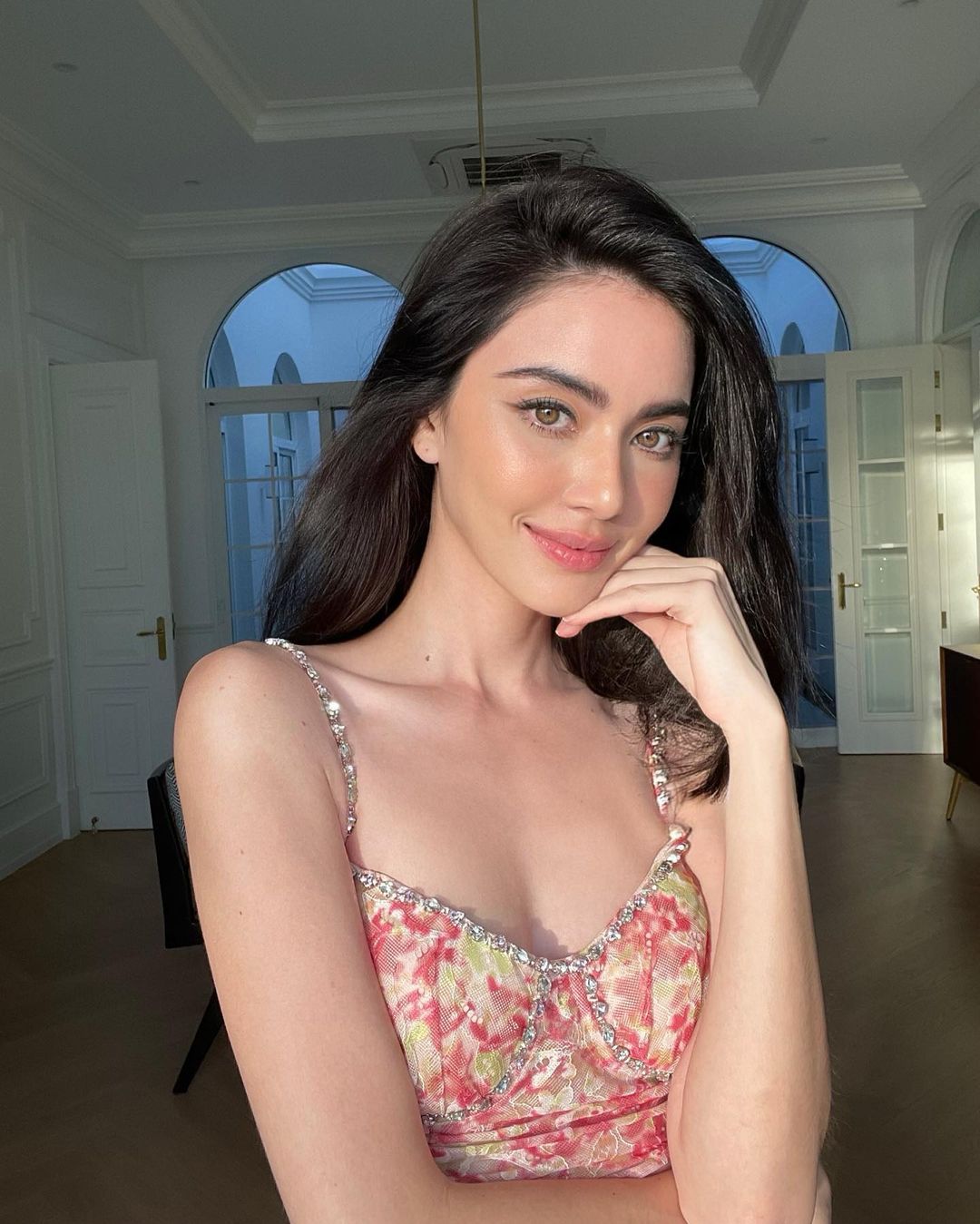 Mai Davika mang v&aacute;y hoa hai d&acirc;y v&agrave; để tay l&ecirc;n một b&ecirc;n cằm