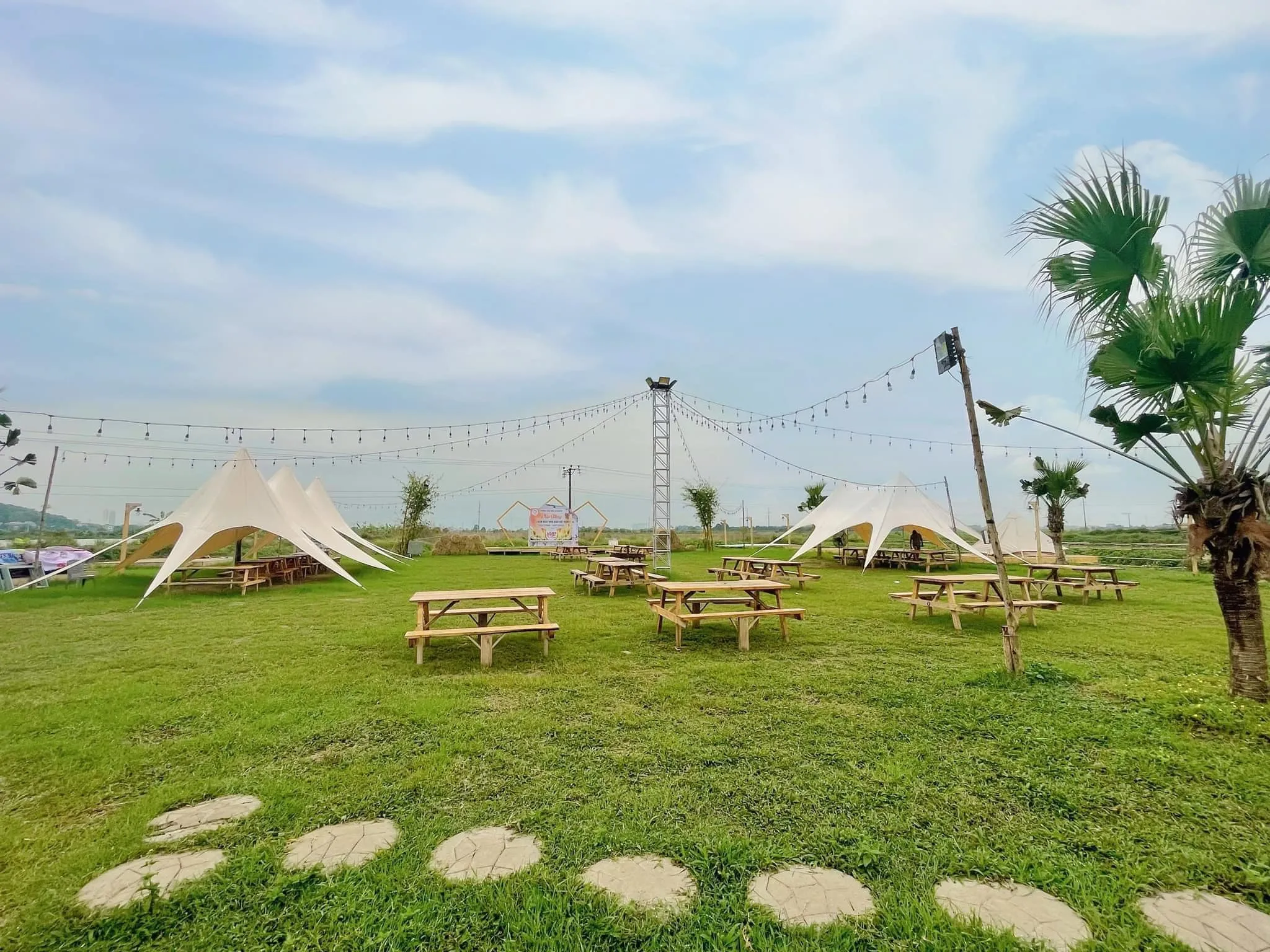 Bật Mí Quán Ăn Lý Tưởng Tổ Chức Sự Kiện Hưởng Trọn View Sông