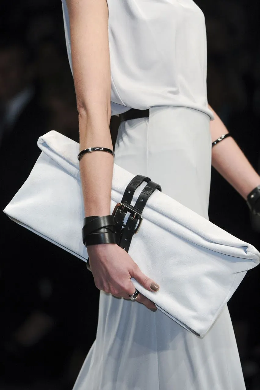 clutch thắt belt màu đen 