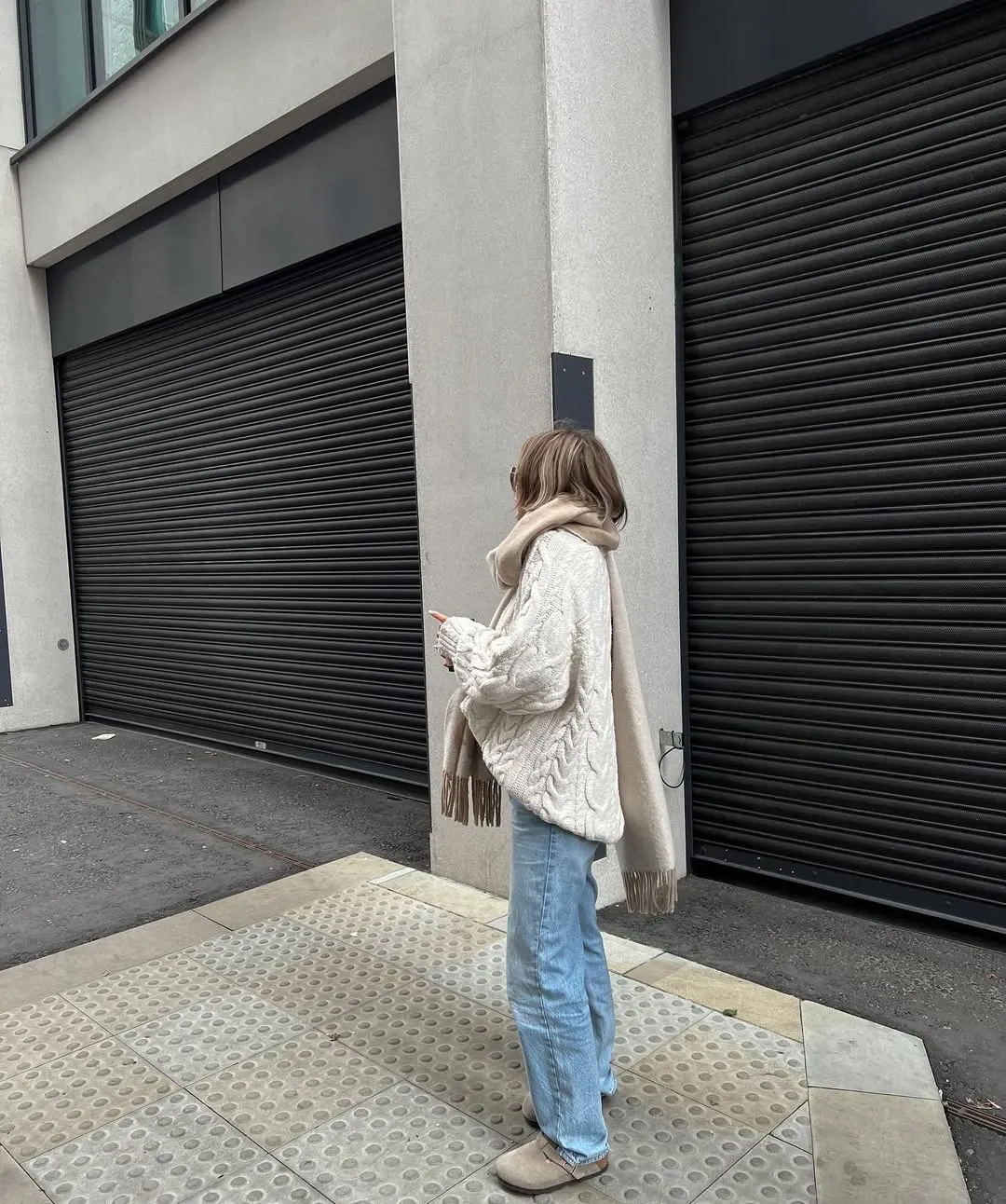 Mom Jeans kết hợp c&ugrave;ng gi&agrave;y