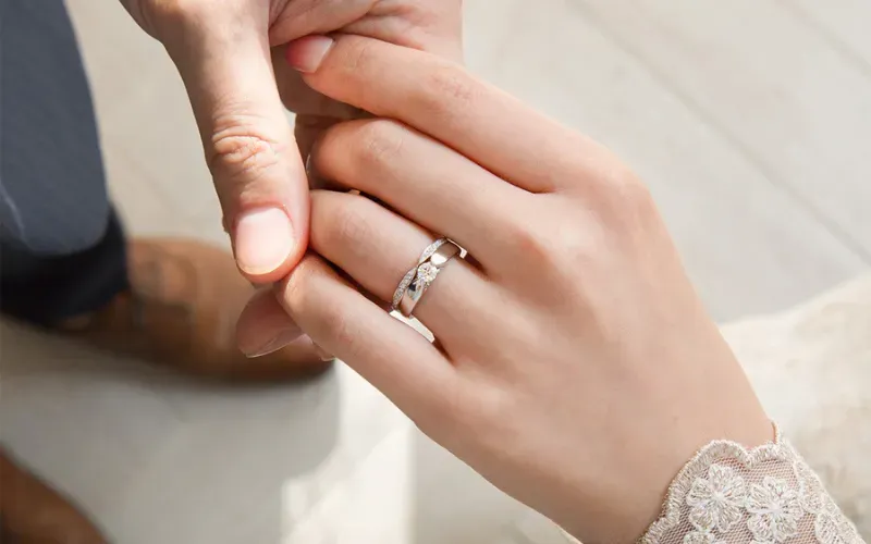 Tại sao chuyên gia khuyên bạn nên đeo nhẫn cưới trước khi đi du lịch?