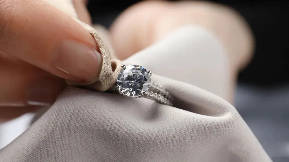 Mùa hè này, hãy để chiếc nhẫn kỷ niệm kể câu chuyện về một tình yêu 'bất bại' trước thời gian