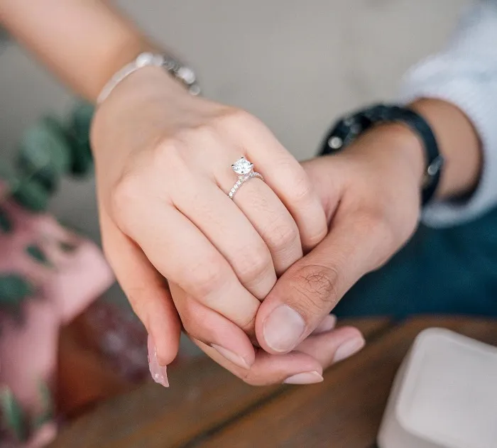 Nhẫn cầu h&ocirc;n: &Yacute; nghĩa & c&aacute;ch chọn nhẫn ho&agrave;n hảo cho n&agrave;ng