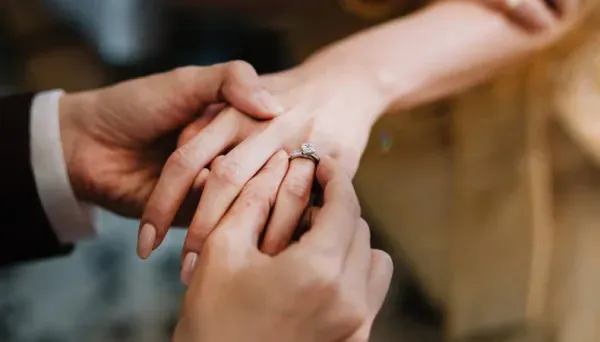 Cầu h&ocirc;n l&agrave; g&igrave;? C&aacute;c đại gia tinh tế chọn thời điểm n&agrave;o để cầu h&ocirc;n