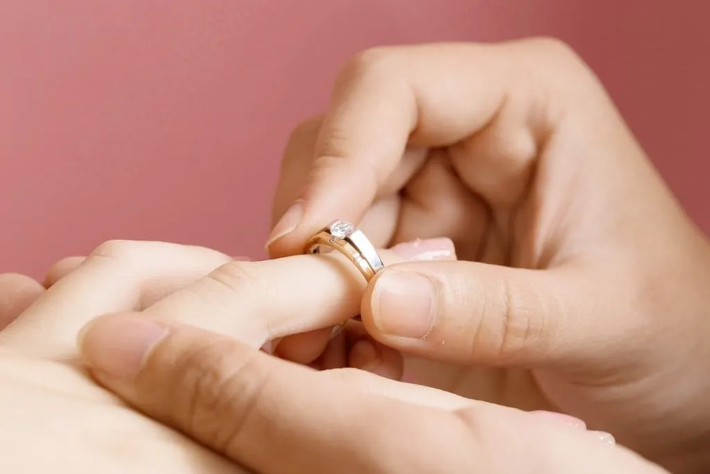 Nhẫn cầu hôn đeo ngón nào cho đúng? Ý nghĩa của vị trí đeo nhẫn đính hôn
