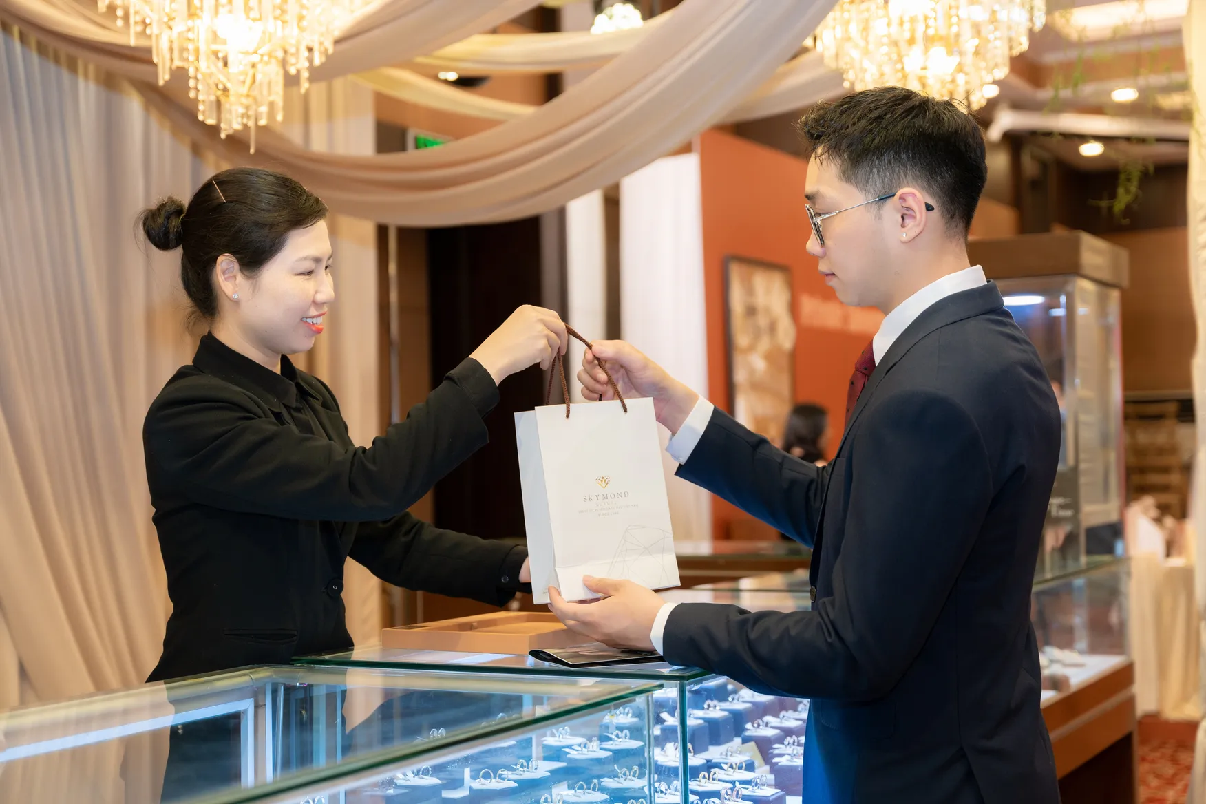 5 lưu ý quan trọng khi mua nhẫn kỷ niệm ngày cưới